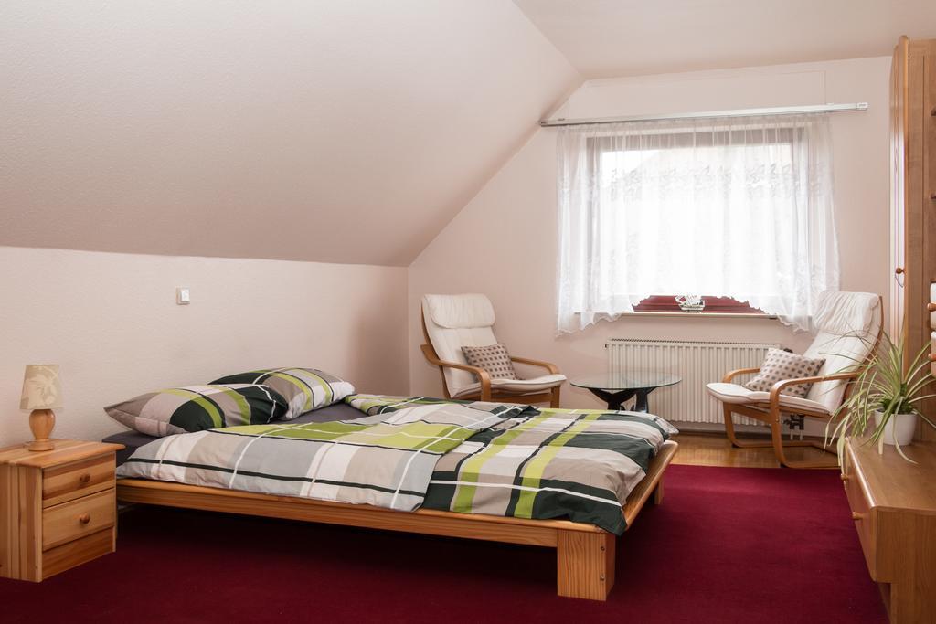 Privatunterkunft "An Der Hecke" Neuss Exterior photo